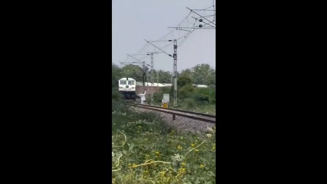 Mężczyzna został potrącony przez pociąg podczas próby przebiegnięcia przez tory