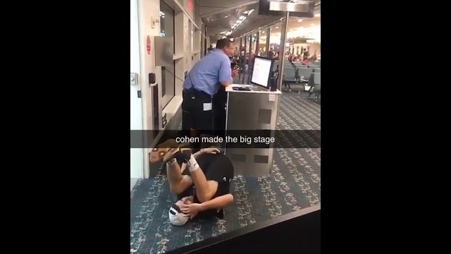 Koleś puszcza ogromnego pierda przez głośniki na lotnisku