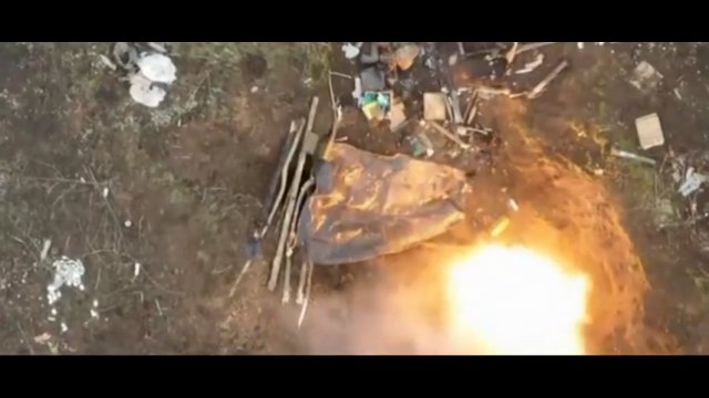 Ukraiński dron uderza w rosyjski obóz i uciekającego żołnierza
