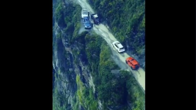 Mijanka na jednej z najniebezpieczniejszych dróg na świecie