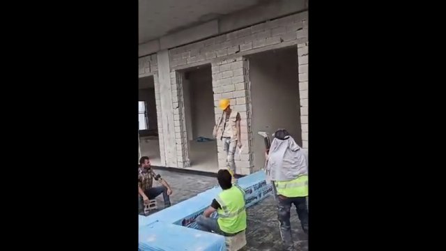 Pokaz mody w wykonaniu pracowników na budowie