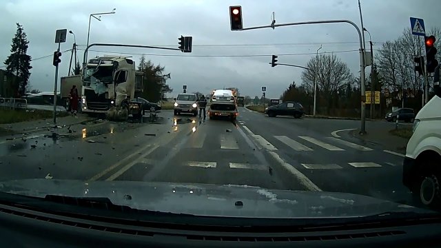 Wypadek z udziałem dwóch ciężarówek w Mławie