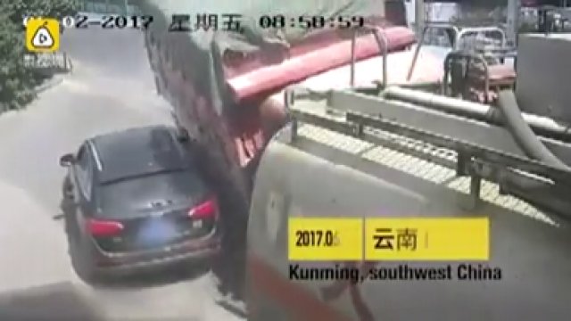 Kierowca zajechał drogę ciężarówce ze żwirem i dosięgnęła go karma