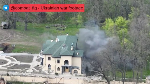 Rosyjscy żołnierze uciekli do budynku przed ukraińskim ostrzałem