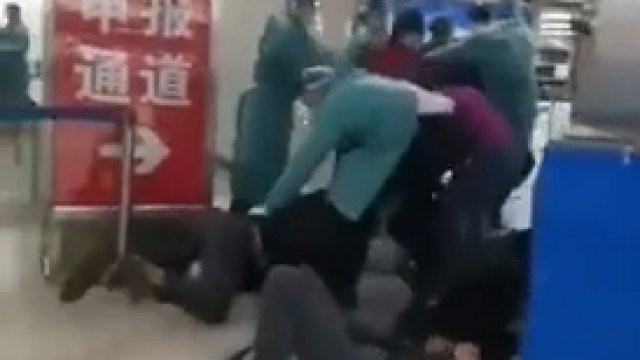 Tak wita się na chińskim lotnisku osoby zarażone wirusem COV