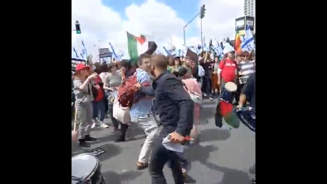 Facet machał palestyńską flagą w trakcie protestu w Izraelu. Doszło do agresji