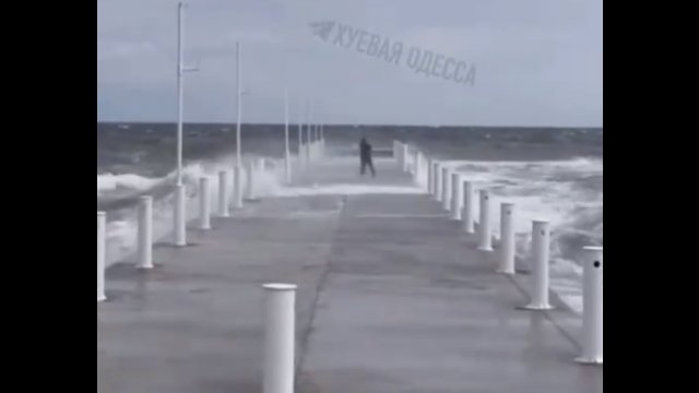 Kolejna dziewczyna robiąca sobie zdjęcia podczas sztormu w Odessie zaginęła w morzu