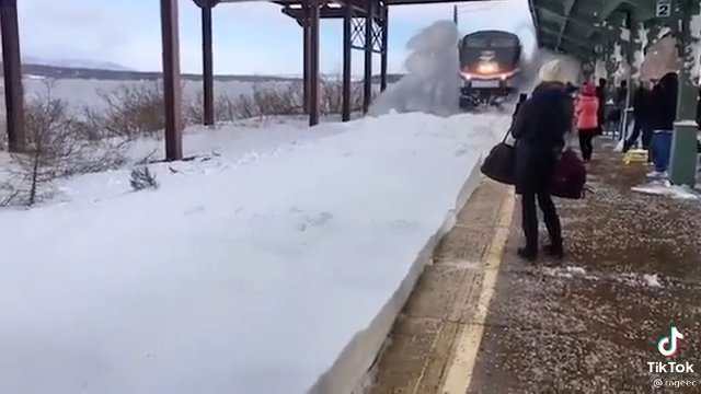 Pociąg przejeżdża przez zaśnieżony peron