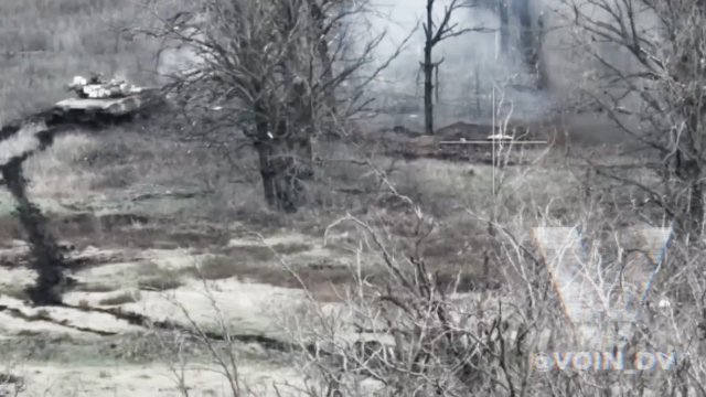 Rosyjski czołg strzela do ukraińskiego żołnierza trzymającego broń przeciwpancerną