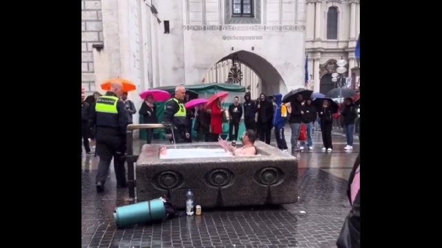 Ależ to wymyślił! Bezdomny przez moment poczuł się jak król życia [WIDEO]