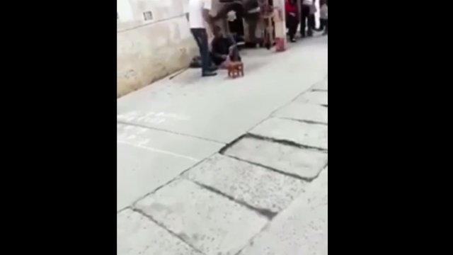 Mężczyzna nęka bezdomnego na ulicy, po czym dostaje porządnego kopa