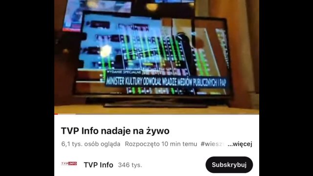 TVP Info prowadzi transmisję na YouTube z telefonu, który „przechwytuje” obraz z telewizora.