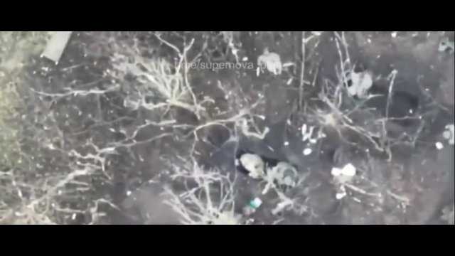 Ukraiński dron zrzuca granat bezpośrednio na głowę rosyjskiego żołnierza