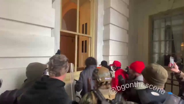 Zwolennicy Trumpa wybijają okna w Kapitolu i włamują się do środka