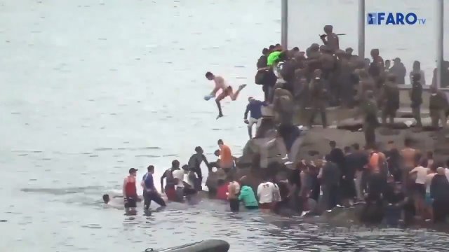 Hiszpańscy żołnierze wrzucili do morza uchodźców przybywających z granicy marokańskiej [WIDEO]