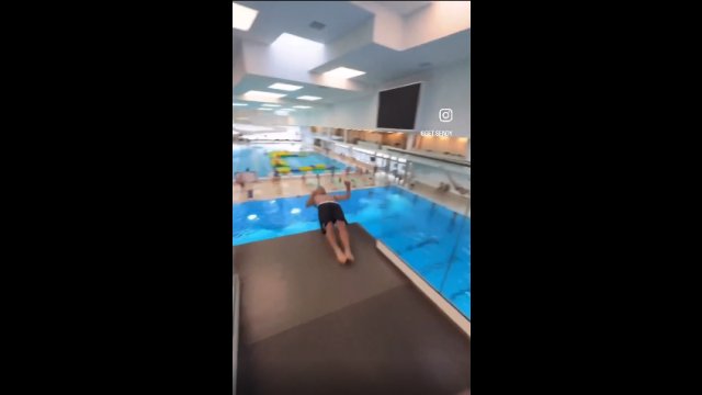 Najbardziej zwariowana technika skoków do wody! Aż ciężko w to uwierzyć. [WIDEO]