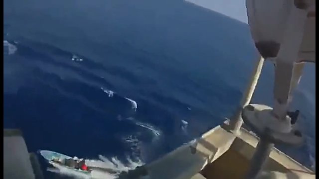 Piraci na niewielkiej łodzi motorowej zostali przechwyceni