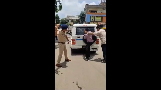 Indyjska policja pałuje pijanych kierowców bambusowymi kijami