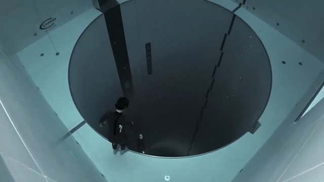 Tak wygląda nurkowanie w jednym z najgłębszych basenów świata [WIDEO]