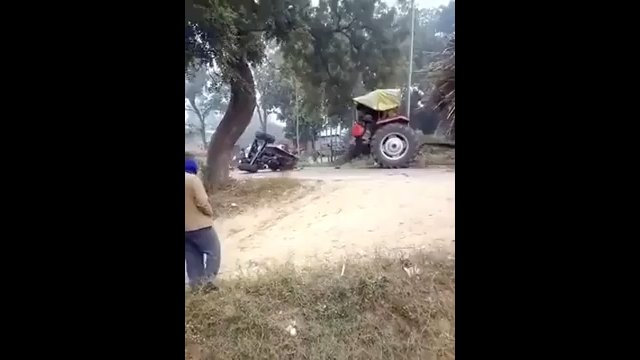 Właściciel traktora trochę przesadził z załadunkiem... Teraz ma dwie połówki traktora