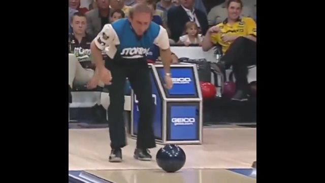 Rewelacyjne tricki w wykonaniu najlepszych zawodników bowlingu [WIDEO]