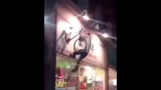 Wspiął się na rower będący dekoracją sklepu. Upadł głową na chodnik