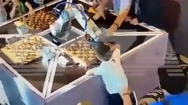 Robot szachowy złamał palec 7-letniemu chłopcu