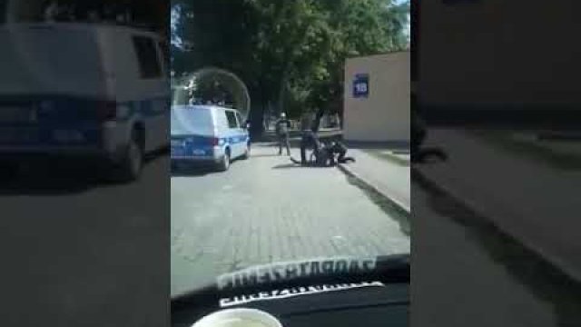 Pijany mężczyzna uderza głową o krawężnik pod nadzorem policji