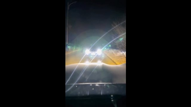 Burak w BMW i zabawa w porównywaniu długich świateł [WIDEO]