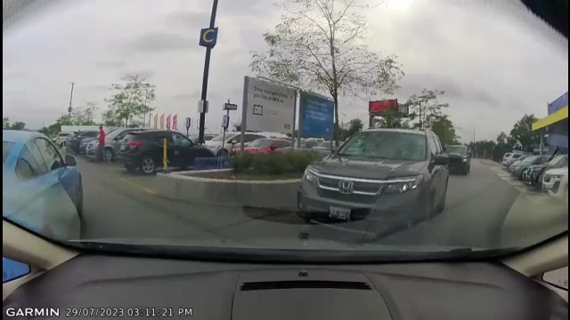 Cwaniak w BMW chciał się wbić na zajęte miejsce parkingowe. Doszło również do kłótni