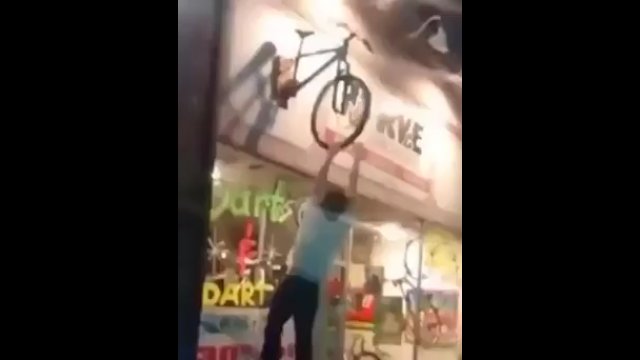 Pijany typ wspiął się na rower zamocowany nad sklepem. Spadł i stracił przytomność