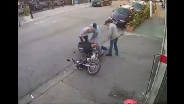 Nieudany napad na spacerującą kobietę. Motocyklista został natychmiast powalony