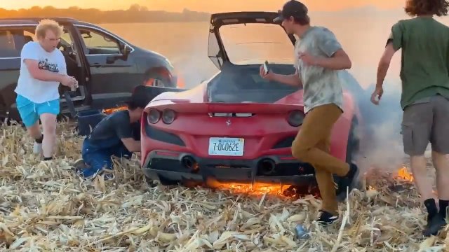 Youtuber spalił Ferrari warte dwa miliony złotych. Wcześniej orał nim pole