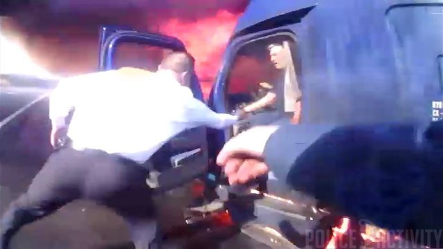 Policjant przerwa kontrole i biegnie na ratunek innemu kierowcy w płonącym aucie
