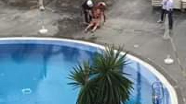 W Hiszpanii policja wytargała turystkę z basenu