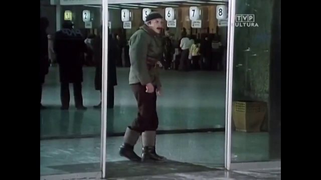 Słynna scena z automatycznymi drzwiami na Centralnym