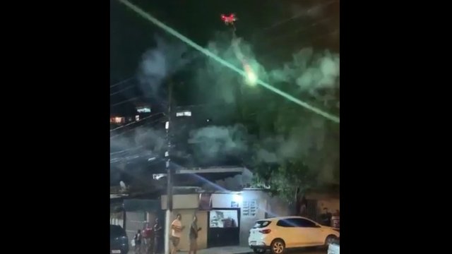 Zirytowany głośną muzyką mężczyzna używa drona z fajerwerkami by rozgromić imprezę