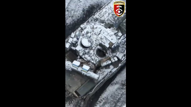 Ukraiński czołg T-80BV niszczący rosyjską piechotę na linii drzew