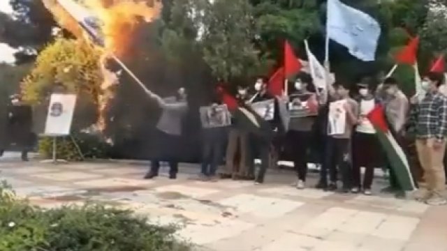 Spalenie Izraelskiej flagi przez Palestyńczyków...