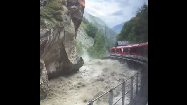 Powódź w Alpach i zdumiewające nagranie z pociągu. Dalej nie pojechali