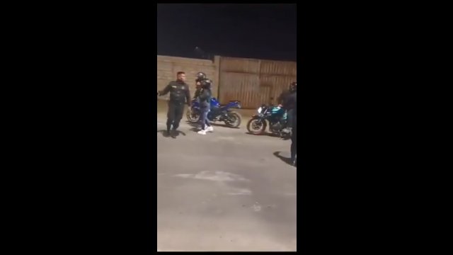 Policjant próbował zatrzymać rozpędzonego motocyklistę uderzając go kaskiem [WIDEO]