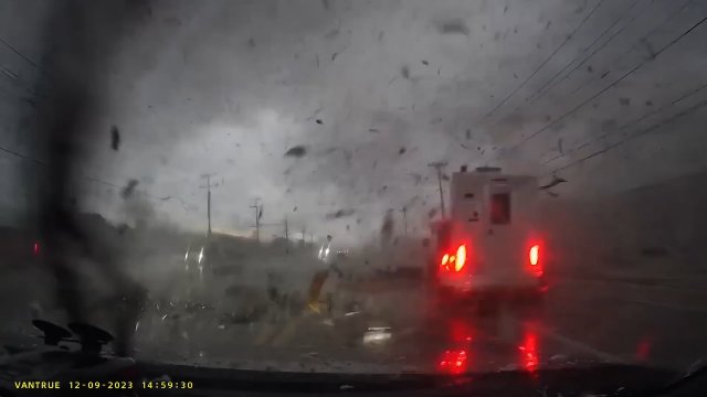 Kierowca pokazał, jak wygląda jazda w czasie potwornego tornada [WIDEO]