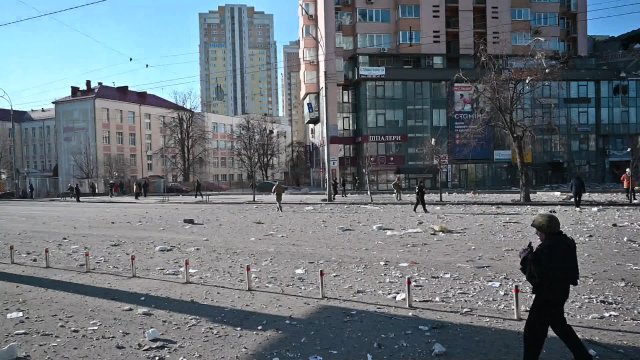 Więcej nagrań z uderzenia rosyjskiego pocisku rakietowego w budynek mieszkalny w Kijowie.