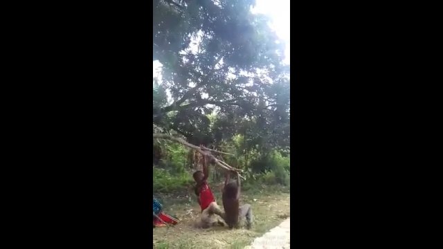 Dzieciaki wystrzeliły swojego kolegę w powietrze za pomocą gałęzi