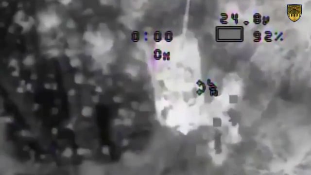 Ukraiński dron zrzuca granaty przeciwpancerne na rosyjski czołg podczas nocnego nalotu