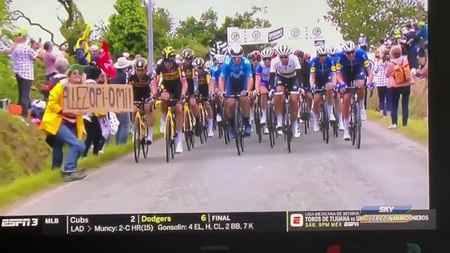Kobieta chcąca się pokazać na kamerze powoduje kraksę na Tour de France