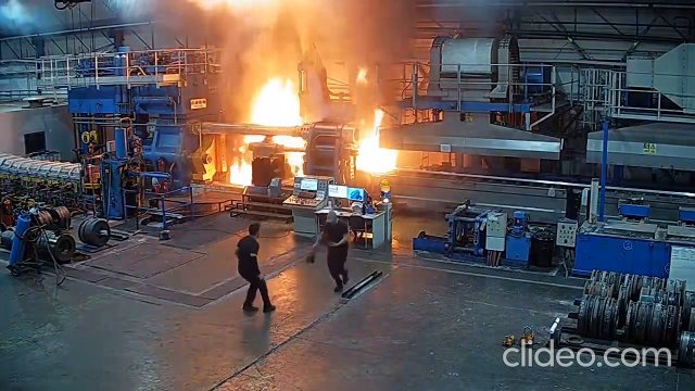 Nagły pożar w fabryce. Po kilku sekundach wszystko runęło