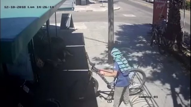 Próba kradzieży roweru i reakcja właściciela