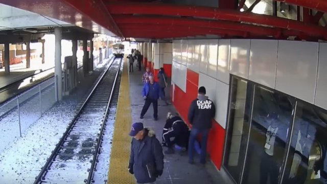 Wepchnęła starszą kobietę na tory przed nadjeżdżający pociąg