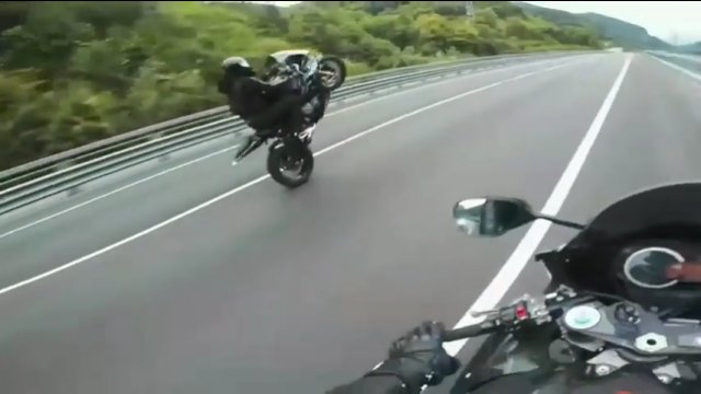 Rosyjska instagramerka nagrała swój upadek z motocykla przy prędkości 180 km/h